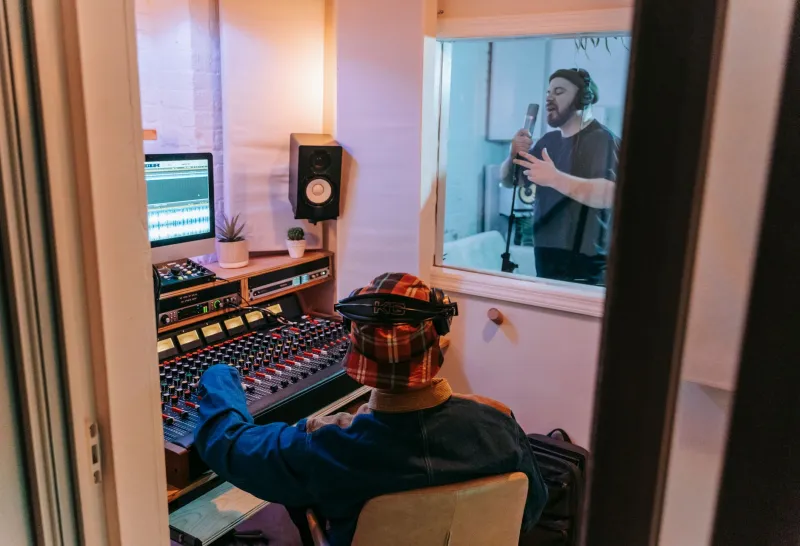 Sem Gravadora, Sem Medo: A Nova Geração de Artistas Que Está Reinventando a Música Brasileira